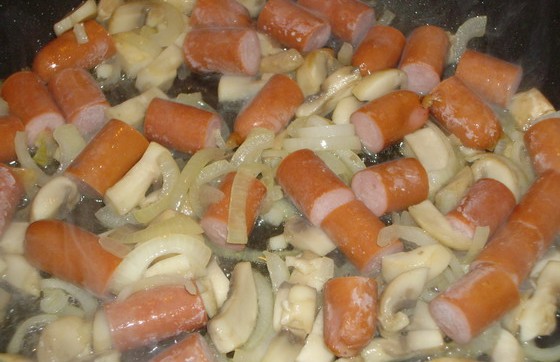Приготовленные грибы с сосисками